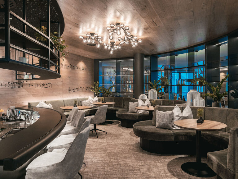 Der stilvoll gestaltete Barbereich des Musikhotels Tonihof vereint moderne Elemente mit gemütlicher Atmosphäre im Herzen des Bayerischen Waldes.