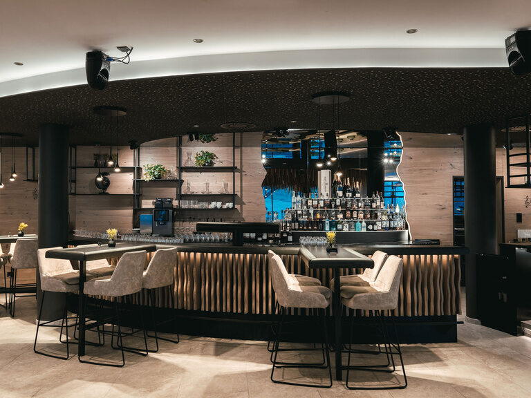 Der einladend gestaltete Barbereich des Musikhotels Tonihof verbindet modernes Ambiente mit gemütlicher Atmosphäre mitten im Bayerischen Wald.