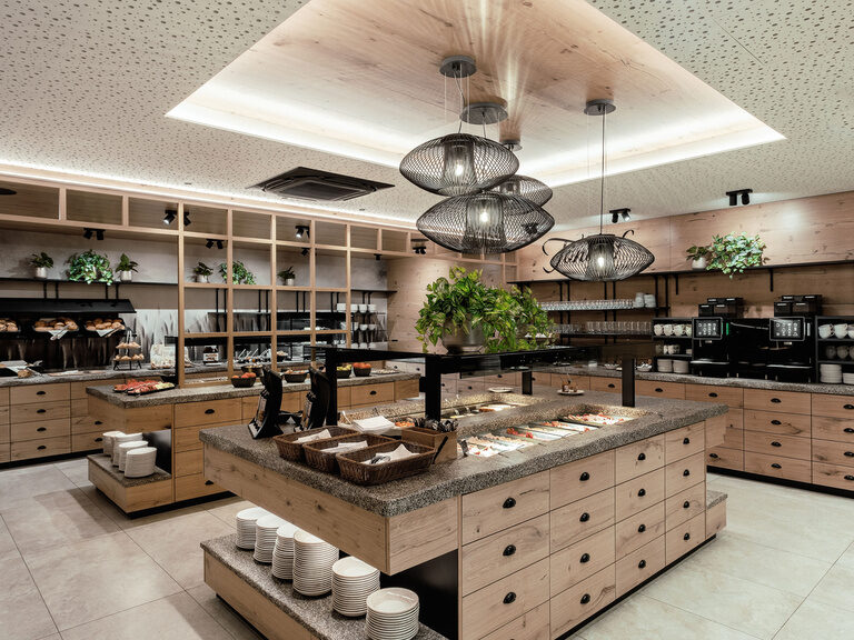 Am stilvoll gestalteten, hölzernen Frühstücksbuffet des Tonihof erwartet die Gäste eine verlockende Auswahl an köstlichen Speisen.