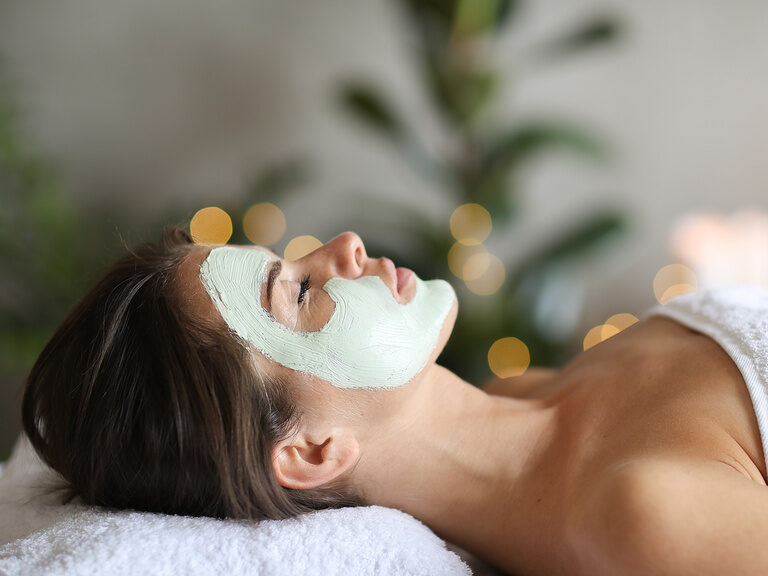 Eine Frau hat eine Gesichtsmaske im SPA des Tonihof Hotel im Bayerischern Wald.