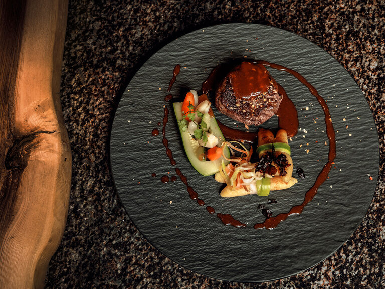 Nahaufnahme eines Tellers mit Gourmetgericht aus der Küche des Wellnesshotel Tonihof in Bayern.