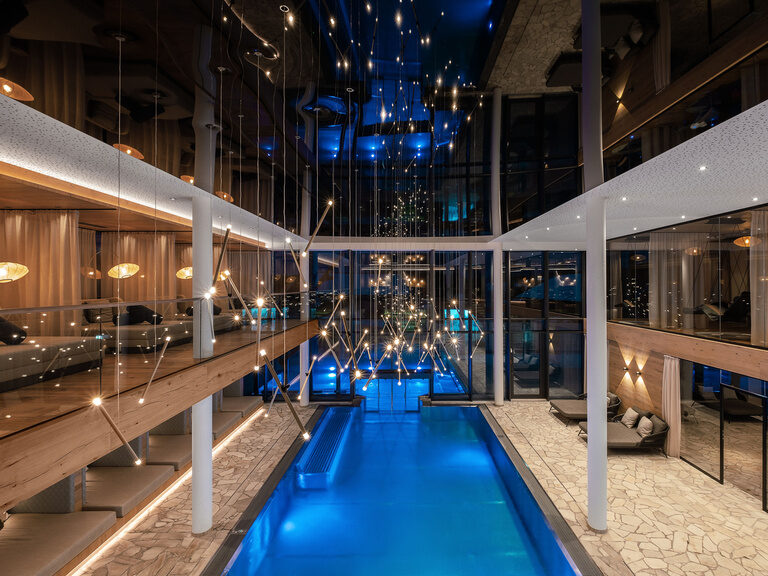 Blick auf den neuen und modernen Wellnessbereich mit Pool im Hotel Tonihof in Langdorf, Bayerischer Wald.