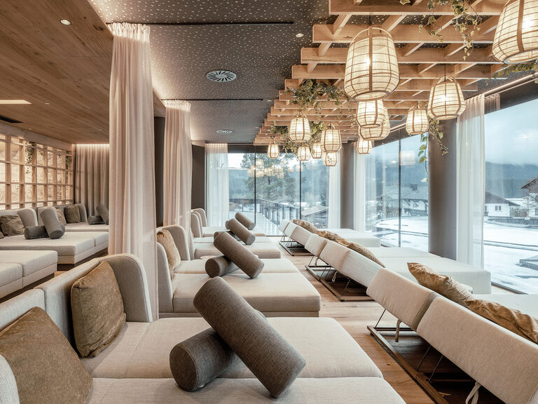 Der moderne neue Ruhebreich im Wellnesshotel Tonihof bietet viele entspannende Wellnessliegen.