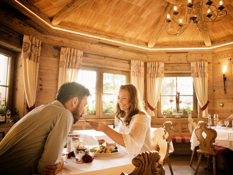 Ein Paar genießt gemeinsam die Kulinarik im Wellnesshotel Tonihof im Bayerischen Wald.
