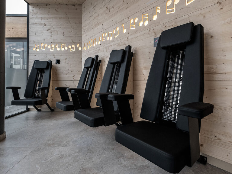 Mehrere moderne Infrarot-Saunasitze des Tonihofs bieten wohlige Wärme.